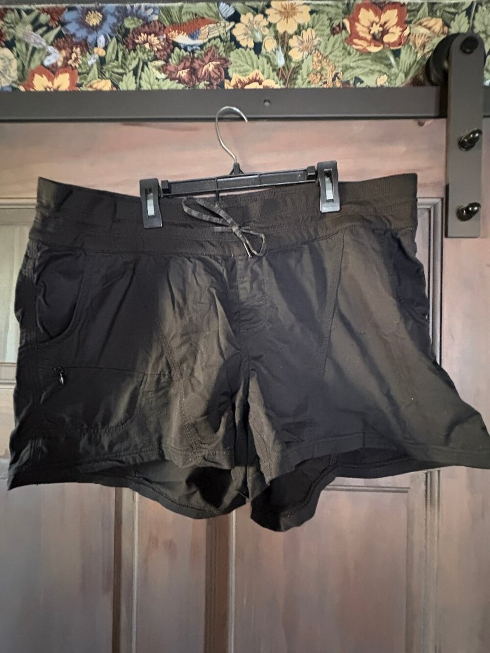 North Face Womens XL black outdoor shorts